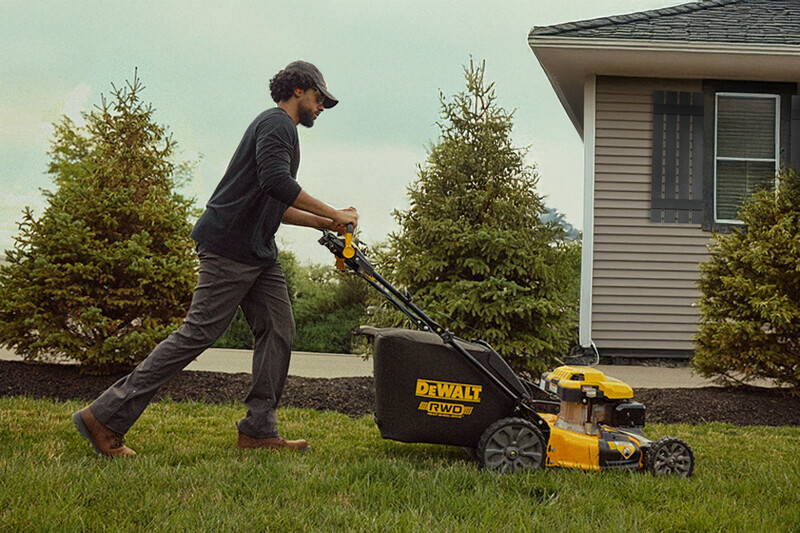 12ABP3RJ039 mowing from the side