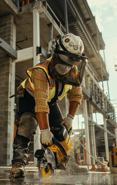 A concrete mason uses a 极速168赛车一分钟实时开奖网 saw to cut into concrete