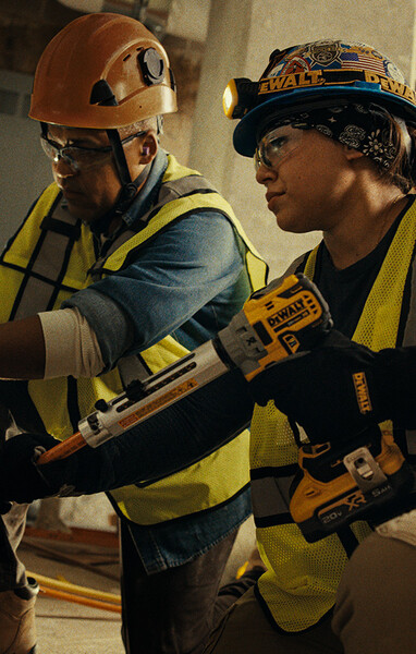 Two electricians work on a job USING 极速168赛车一分钟实时开奖网 tools