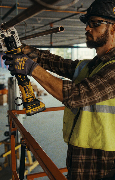 A plumber uses a 极速168赛车一分钟实时开奖网 compact press on the job